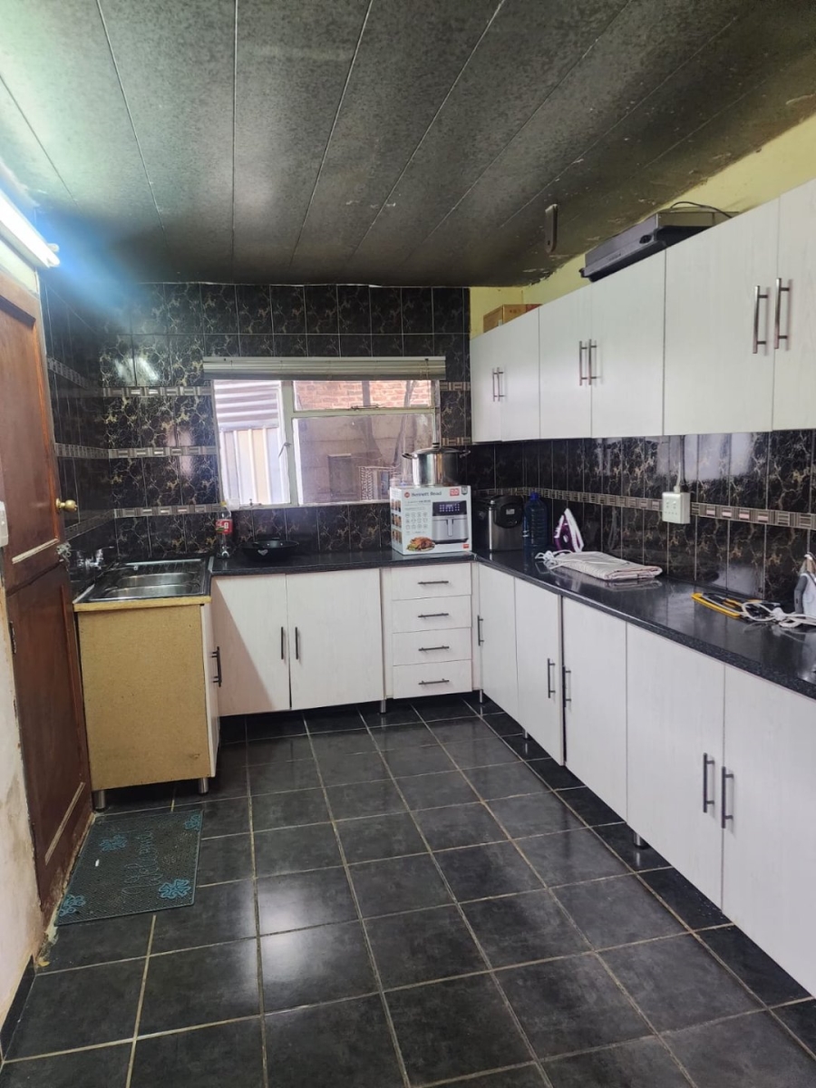 6 Bedroom Property for Sale in Manzil Park North West